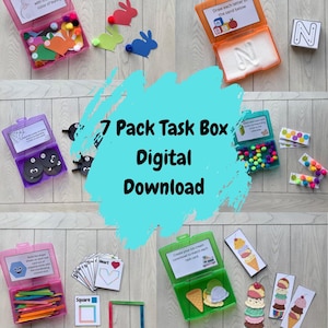 Może przedstawiać: Zestaw edukacyjnych pudełek z zadaniami dla dzieci. Obraz przedstawia siedem otwartych pudełek z różnymi aktywnościami, w tym dopasowywaniem, rysowaniem i rozpoznawaniem kształtów. Zawiera kolorowe materiały rzemieślnicze i drukowane karty. Tekst na obrazie brzmi "7 Pack Task Box Digital Download."