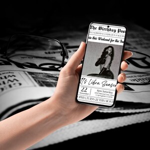 Pu&ograve; includere: Uno smartphone mostra un invito in bianco e nero con il testo "The Birthday Post" e "It's Libra Season". L'invito include una foto di una persona e i dettagli dell'evento: 22 novembre, 20:00 sabato.