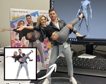 Op de afbeelding: Een beeldje van een man die een vrouw draagt, beiden in vrijetijdskleding, met een doos op de achtergrond. De man draagt een zwart leren jack, een grijze broek en witte sneakers. De vrouw draagt een zwarte top, een grijze jeans en zwarte hakken. Een computermonitor toont een 3D-model.
