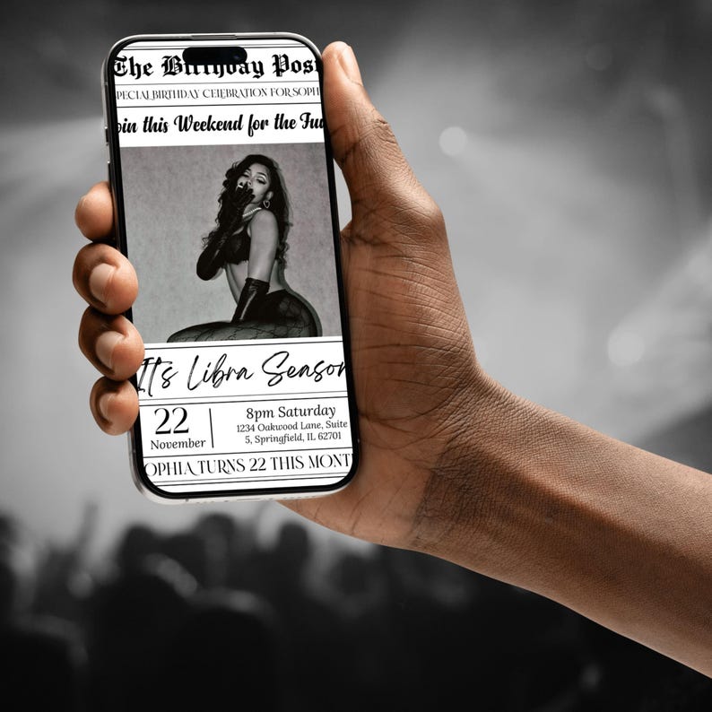 Pu&ograve; includere: Uno smartphone mostra un invito di compleanno in bianco e nero. L'invito recita "The Birthday Post" e "It's Libra Season". L'immagine presenta una donna in abito nero. La data &egrave; il 22 novembre, con ora e indirizzo.