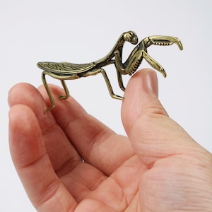 Brass Praying Mantis Figurine – Antique Insect Sculpture – Miniature Desk Decor – Feng Shui Pet Craft – Collectible Bug Art
