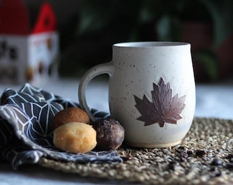 Taza de cerámica hecha a mano con diseño de hoja de arce / Gres rústico moteado, regalo canadiense