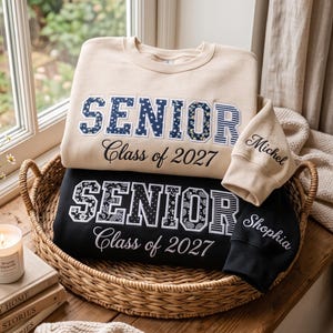 刺繍入りシニアアップリケスウェットシャツ、名入れ卒業クルーネック、2027年卒業生シャツ、パッチワークシニアシャツ、卒業祝いギフト