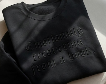 Bluza z haftem "Książkowy", Koszulka "Emocjonalnie dochodzę do siebie po przeczytaniu książki", Koszulka dla miłośników książek, Bluza z okrągłym dekoltem do czytania, Gadżety książkowe, Prezent dla miłośnika książek