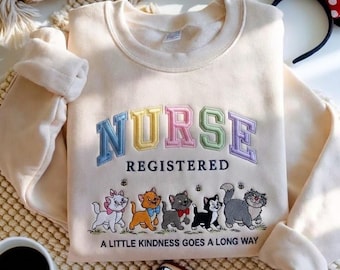 Sudadera bordada de enfermera de Los Aristogatos de Disney, sudadera de cuello redondo para enfermera titulada, camiseta para amantes de los gatos de Disney, sudadera para enfermera titulada, regalo para enfermera titulada