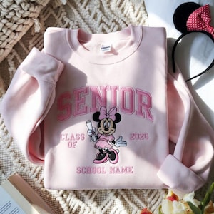 Broderad Mimmi Pigg-examenströja, personlig examenströja, Disney-examenströja, Mimmi Pigg-examenströja, Mimmi Pigg-examenströja Light Pink