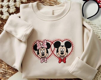 刺繍入りミッキー＆ミニー スウェットシャツ、ミッキー＆ミニー カップル スウェットシャツ、ディズニー カップル クルーネック、ディズニー バレンタイン シャツ、ディズニー トリップ シャツ