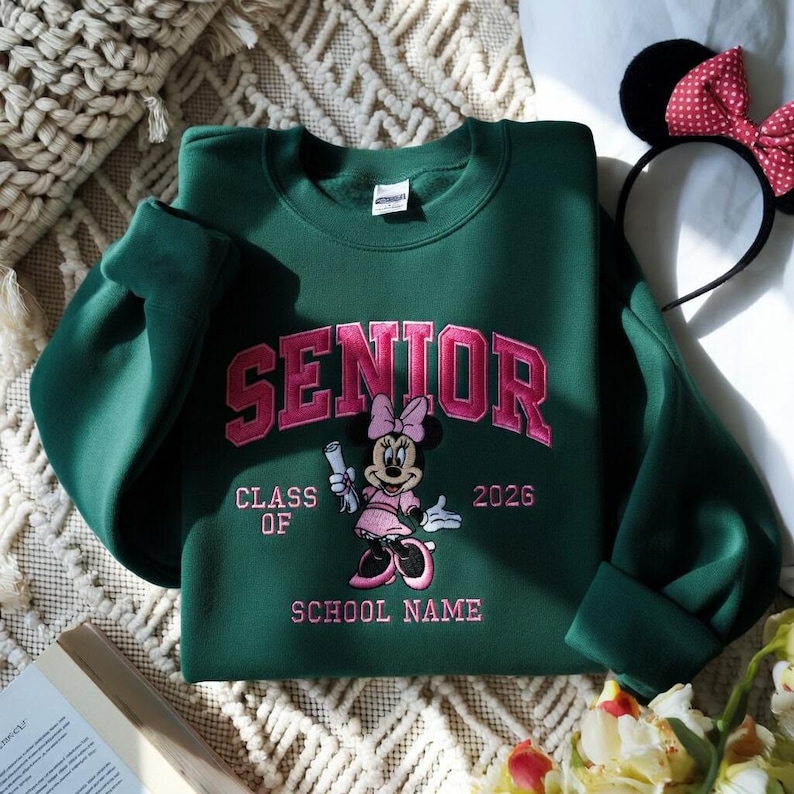 Broderad Mimmi Pigg-examenströja, personlig examenströja, Disney-examenströja, Mimmi Pigg-examenströja, Mimmi Pigg-examenströja Forest Green