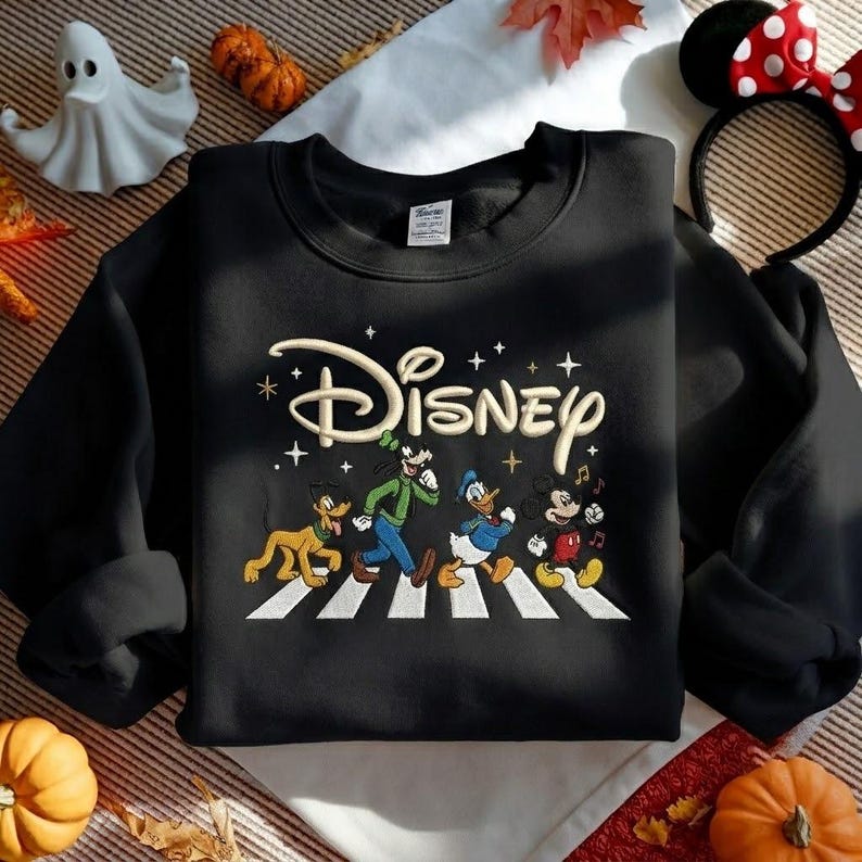 Sweat brodé Disney Mickey et ses amis traversant la route, chemise Disneyworld rétro, sweat voyage en famille Disney Black