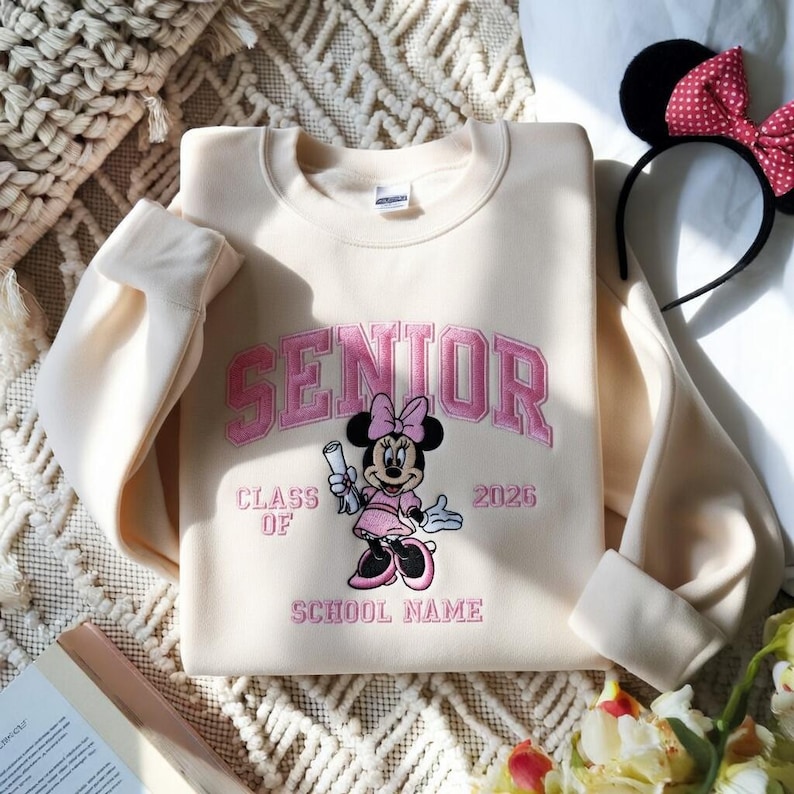 Broderad Mimmi Pigg-examenströja, personlig examenströja, Disney-examenströja, Mimmi Pigg-examenströja, Mimmi Pigg-examenströja Sand