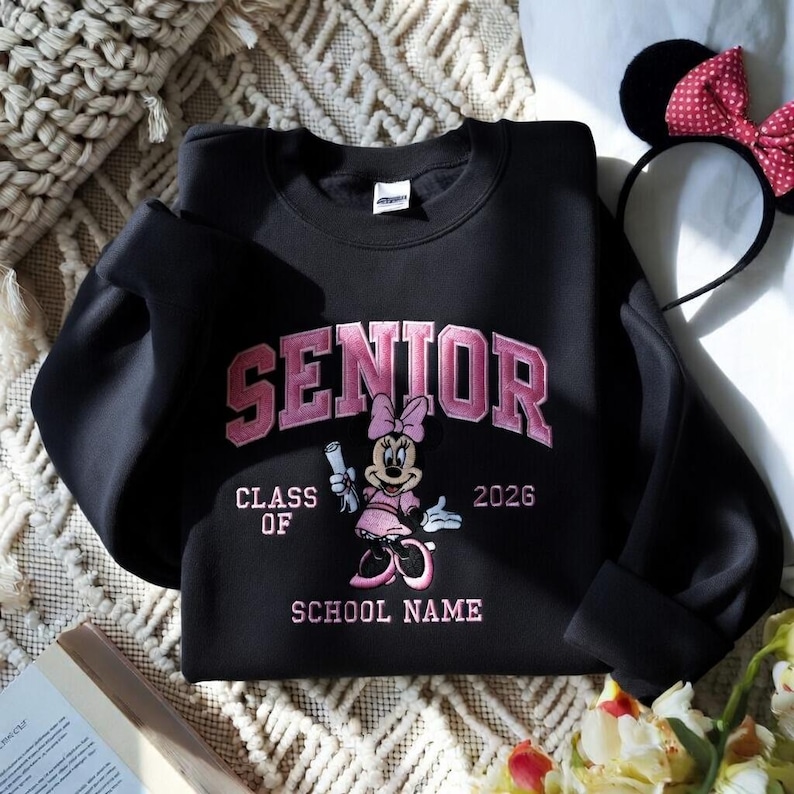 Broderad Mimmi Pigg-examenströja, personlig examenströja, Disney-examenströja, Mimmi Pigg-examenströja, Mimmi Pigg-examenströja Black