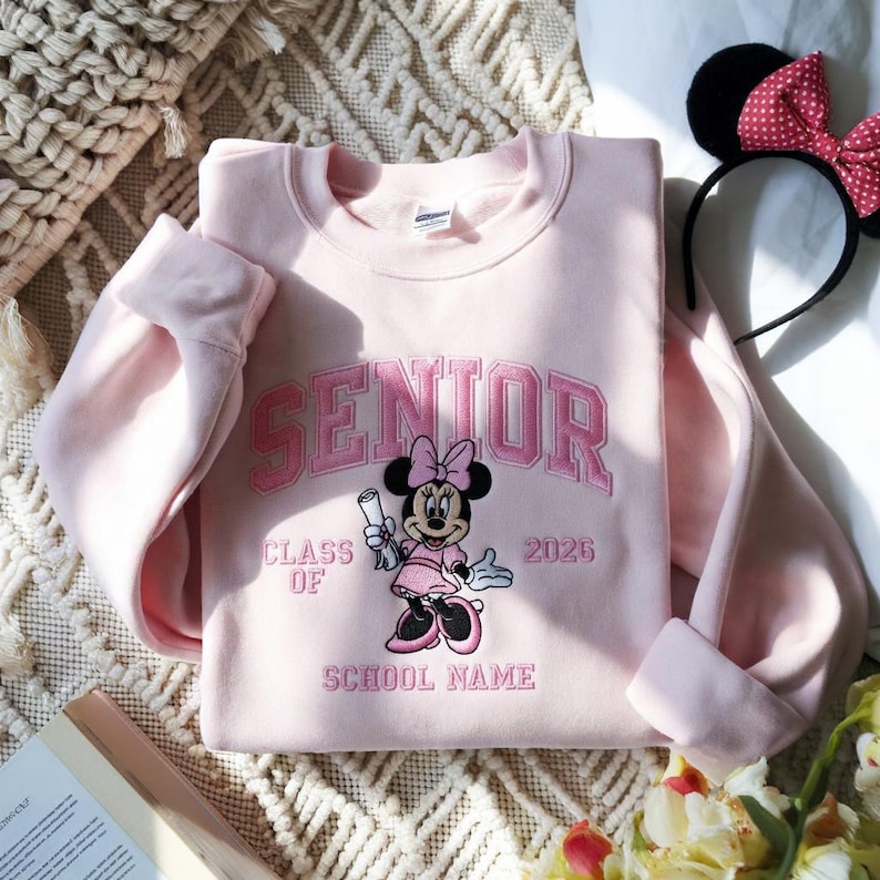 Broderad Mimmi Pigg-examenströja, personlig examenströja, Disney-examenströja, Mimmi Pigg-examenströja, Mimmi Pigg-examenströja Light Pink