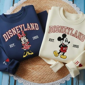 刺繍入りレトロディズニーランド1955年設立スウェットシャツ、ミッキーとミニーのスウェットシャツ、ディズニー旅行シャツ、お揃いのファミリーシャツ、カップルディズニーTシャツ