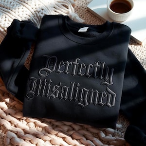 Bluza z haftem idealnie dopasowana do sylwetki, gotycki okrągły dekolt w tonacji tonacji, minimalistyczna ciemna bluza, moda alternatywna