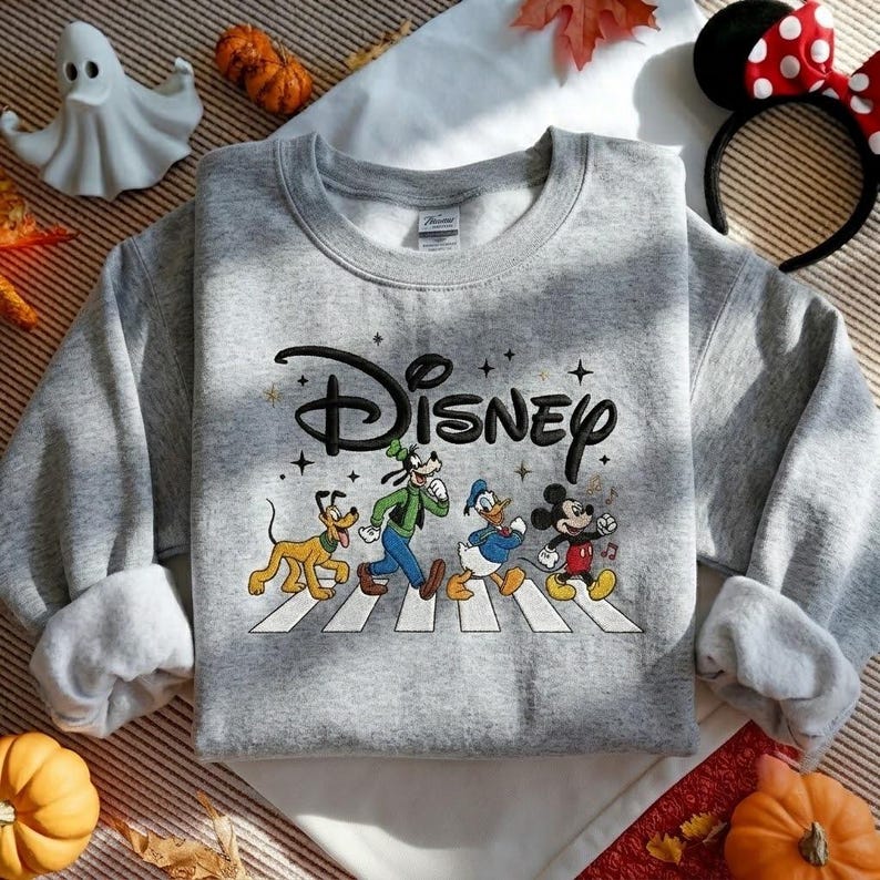 Sweat brodé Disney Mickey et ses amis traversant la route, chemise Disneyworld rétro, sweat voyage en famille Disney Sport Grey