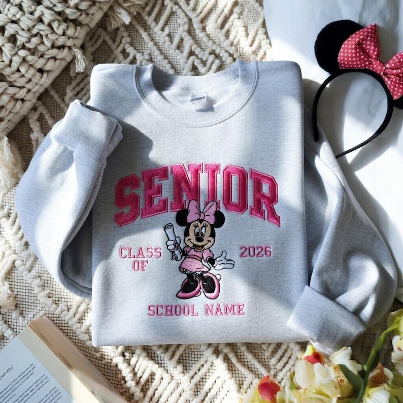 Broderad Mimmi Pigg-examenströja, personlig examenströja, Disney-examenströja, Mimmi Pigg-examenströja, Mimmi Pigg-examenströja Sport Grey