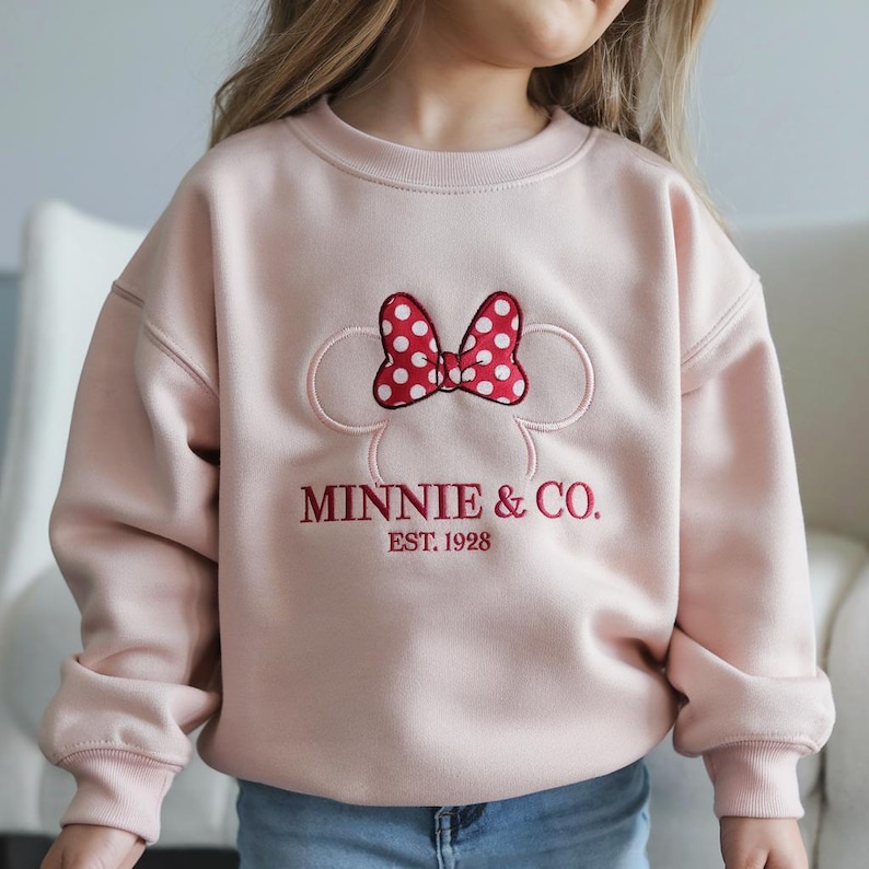 Minnie & Co Est 1928 geborduurd sweatshirt, Minnie Mouse-sweater, familie Disneyland-shirt, Disney Magic Trip-shirt, kindersweater Light Pink