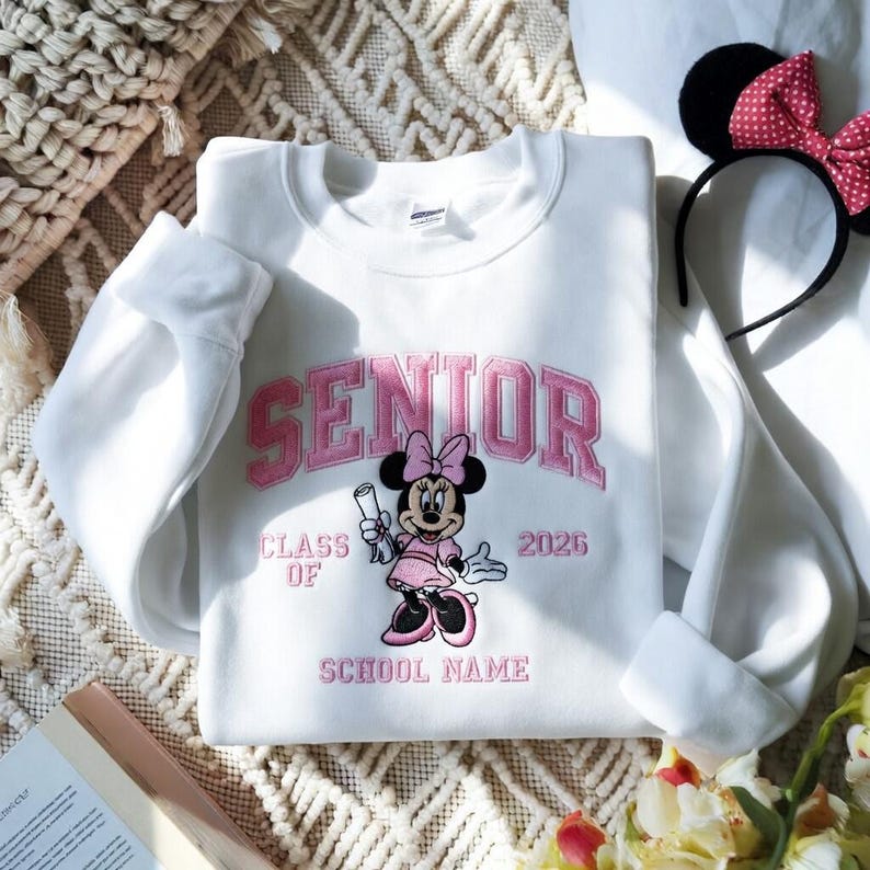 Broderad Mimmi Pigg-examenströja, personlig examenströja, Disney-examenströja, Mimmi Pigg-examenströja, Mimmi Pigg-examenströja White