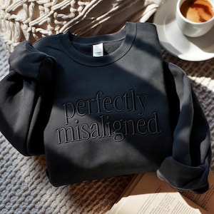 Geborduurd perfect verkeerd uitgelijnd sweatshirt, minimalistische toon op toon ronde hals, shirt voor geestelijke gezondheid