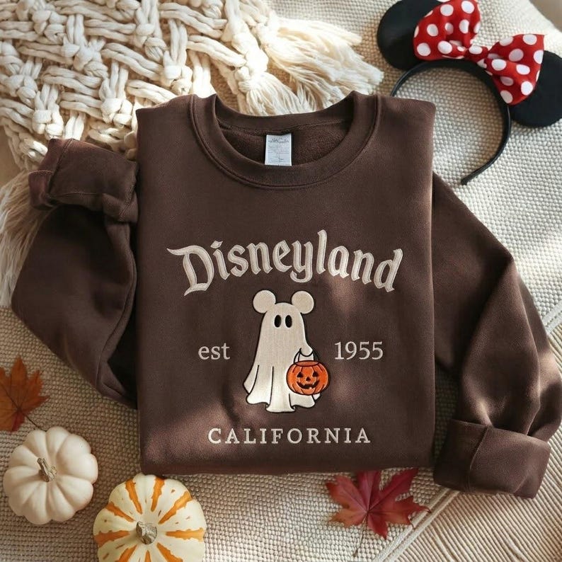 Moletom bordado vintage Disneyland California Est 1955, camiseta do Mickey Fantasma, camiseta de Halloween da Disneyland, roupa para a temporada assustadora da Disney Chocolate