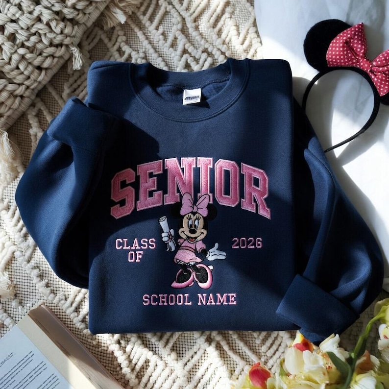 Broderad Mimmi Pigg-examenströja, personlig examenströja, Disney-examenströja, Mimmi Pigg-examenströja, Mimmi Pigg-examenströja Navy