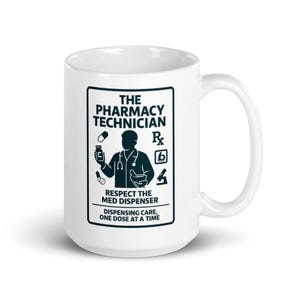 Może przedstawiać: Biały ceramiczny kubek z czarno-białą grafiką. Grafika zawiera napis "THE PHARMACY TECHNICIAN" z wizerunkiem farmaceuty i symbolami medycznymi. Tekst "RESPECT THE MED DISPENSER" i "DISPENSING CARE, ONE DOSE AT A TIME" są również obecne.