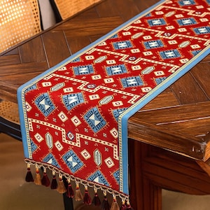 Chemin de table tapisserie bohème avec glands - Design ethnique floral et géométrique tissé rouge, décoration tribale vintage pour table à manger ou buffet