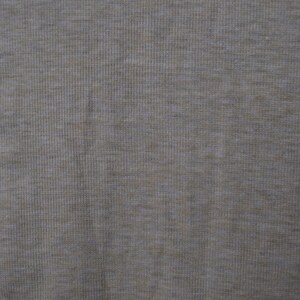 Puede incluir: Primer plano de una tela gris claro con una textura acanalada sutil.