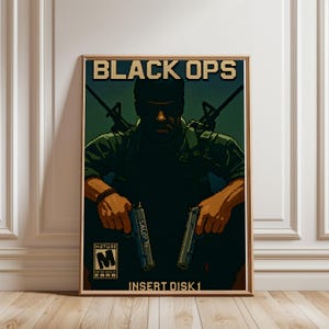 Puede incluir: Póster enmarcado de arte pixelado para el videojuego "Black Ops". La obra presenta a un soldado con dos pistolas, el título del juego en la parte superior y "Insert Disk 1" en la inferior. El póster tiene una clasificación madura.