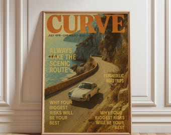 Könnte beinhalten: Ein gerahmtes Poster im Vintage-Stil in Beige- und Orangetönen. Das Poster zeigt das Wort "CURVE" oben, mit dem Text "ALWAYS TAKE THE SCENIC ROUTE" darunter. Ein weißes Auto fährt auf einer kurvenreichen Straße entlang einer Klippe.