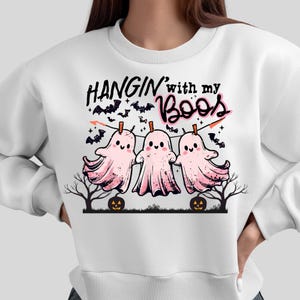 ブーと一緒にぶら下がっている面白い幽霊のハロウィーンPNGトレンディなハロウィーンかわいい幽霊チェック柄のハロウィーンレトロなデザイン不気味な季節オリジナル