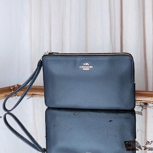 Bracelet COACH • F87587 Portefeuille à double fermeture éclair en cuir grainé couleur aubergine poudré.