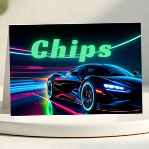 Puede incluir: Tarjeta con la palabra "Chips" en verde neón sobre una ilustración de un coche deportivo negro con estelas de luz azules y rojas. El texto recomienda la impresión profesional.