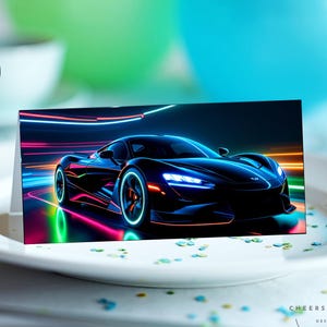 Puede incluir: Una tarjeta negra con un diseño de coche deportivo con luces de neón, colocada sobre un plato blanco. La tarjeta tiene el texto "EASY TO EDIT" en la parte delantera y "BACK" en la trasera. El fondo incluye globos verdes y azules y confeti.