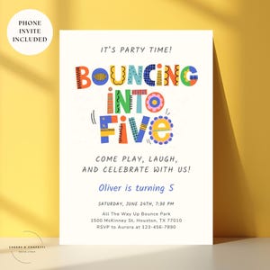 以下が含まれることがあります： カラフルな「BOUNCING INTO FIVE」の文字が書かれた白い長方形の誕生日招待状。6月24日土曜日午後7時30分からAll The Way Up Bounce Park（1500 McKinney St, Houston, TX 77010）で開催されるオリバーの5歳の誕生日パーティーの詳細が記載されています。