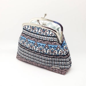 Rosa azul Kisslock Moneda Cierre Cartera Cartera Clutch Regalo para mujeres Diseño indio Marco de metal Bolsa pequeña Flores Joanyg Hoja Raya Blanco