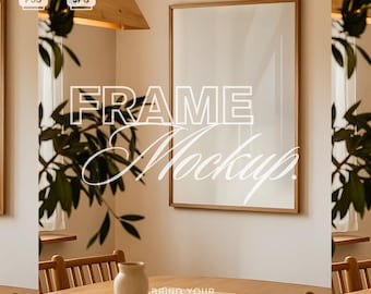 Op de afbeelding: Houten ingelijste poster mockup met de tekst "FRAME Mockup" in het wit. De afbeelding toont een eettafel met een vaas en een placemat. De woorden "BRING YOUR DESIGNS TO LIFE" zijn ook zichtbaar.