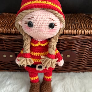 Strażak Faye – wzór szydełkowy amigurumi – dostępny w języku angielskim i portugalskim
