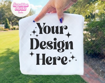 Weiß Comfort Colors 1717 Mockup | Hand die gefaltetes Hemd Mockup | Weißes Shirt Mockup | Weiß Comfort Farben Mockup | Outdoor Sommer Mock