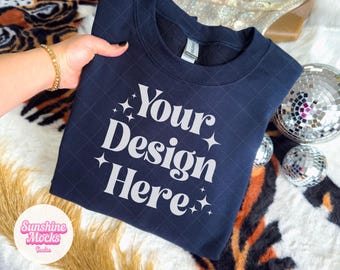 Marineblauw Gildan 18000-model | Marineblauw sweatshirt met ronde hals | Mockup gevouwen sweater | Preppy boho westernmodel