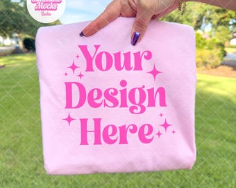 Blossom Comfort Colors 1717 Mockup | Hand die gefaltetes Hemd Mockup | Rosa Shirt Mockup | Blüte Komfort Farben Mockup | Outdoor Mockup