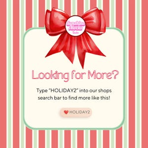 Peut inclure: Graphique promotionnel avec un n&oelig;ud rouge et le texte "Looking for More ?" sur un fond cr&egrave;me. Il invite les acheteurs &agrave; rechercher "HOLIDAY2" dans la barre de recherche de la boutique. Le fond pr&eacute;sente des rayures verticales rouges et vertes.