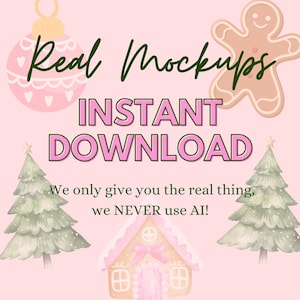 Peut inclure: Graphique rose avec les mots "Real Mockups" et "Instant Download" en vert et rose. L'image comprend des illustrations d'un bonhomme en pain d'&eacute;pices, de d&eacute;corations de No&euml;l, de sapins et d'une maison en pain d'&eacute;pices. Le texte dit "We only give you the real thing, we NEVER use AI!"