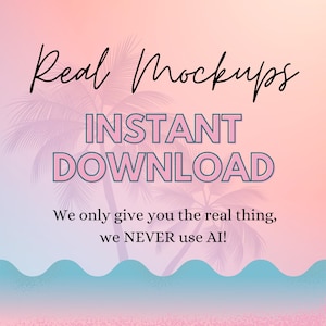 K&ouml;nnte beinhalten: Digitalgrafik mit dem Text "Real Mockups" in Schreibschrift und "INSTANT DOWNLOAD" in fetter, umrandeter Schrift. Der Hintergrund ist ein Farbverlauf aus Rosa und Pfirsich mit Palmensilhouetten und einem blau-rosa Wellenmuster.