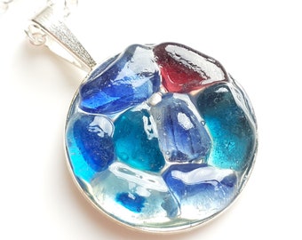 Large Round Rockpool pendant of 28mm diameter containing Purple and Teal Sea Glass - E2724 - from Seaham,  UK