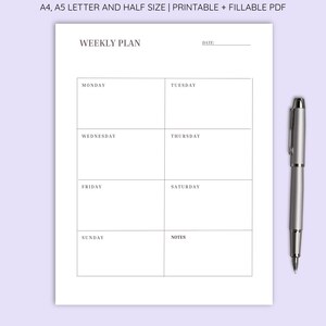 Puede incluir: Un planificador semanal minimalista con un dise&ntilde;o sencillo, con secciones para cada d&iacute;a de la semana y una secci&oacute;n de notas. El planificador incluye el texto "MINIMALIST WEEKLY PLANNER" y "A4, A5 LETTER AND HALF SIZE | PRINTABLE + FILLABLE PDF". Un bol&iacute;grafo plateado descansa a la derecha.