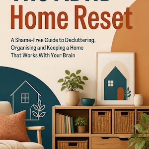 Puede incluir: La portada del libro The ADHD Home Reset de Olivia Knotts presenta un fondo crema con acentos en verde azulado oscuro y terracota. El título está en verde azulado y terracota, con el subtítulo A Shame-Free Guide to Decluttering.