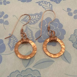 Koperen gehamerde ring oorbellen