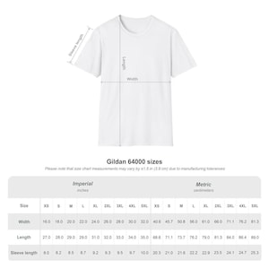 Puede incluir: Una camiseta blanca Gildan 64000, con medidas de ancho, largo y largo de manga. La tabla de tallas incluye medidas en cent&iacute;metros para las tallas XS a 5XL. Las medidas pueden variar en &plusmn;3,8 cm.