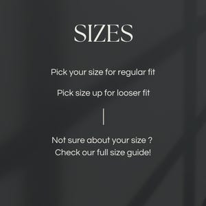 Puede incluir: Imagen con la palabra "SIZES" en la parte superior, seguida del texto "Elige tu talla para un ajuste normal" y "Elige una talla m&aacute;s para un ajuste m&aacute;s holgado". Debajo est&aacute; el texto "&iquest;No est&aacute;s seguro de tu talla? &iexcl;Consulta nuestra gu&iacute;a de tallas completa!"